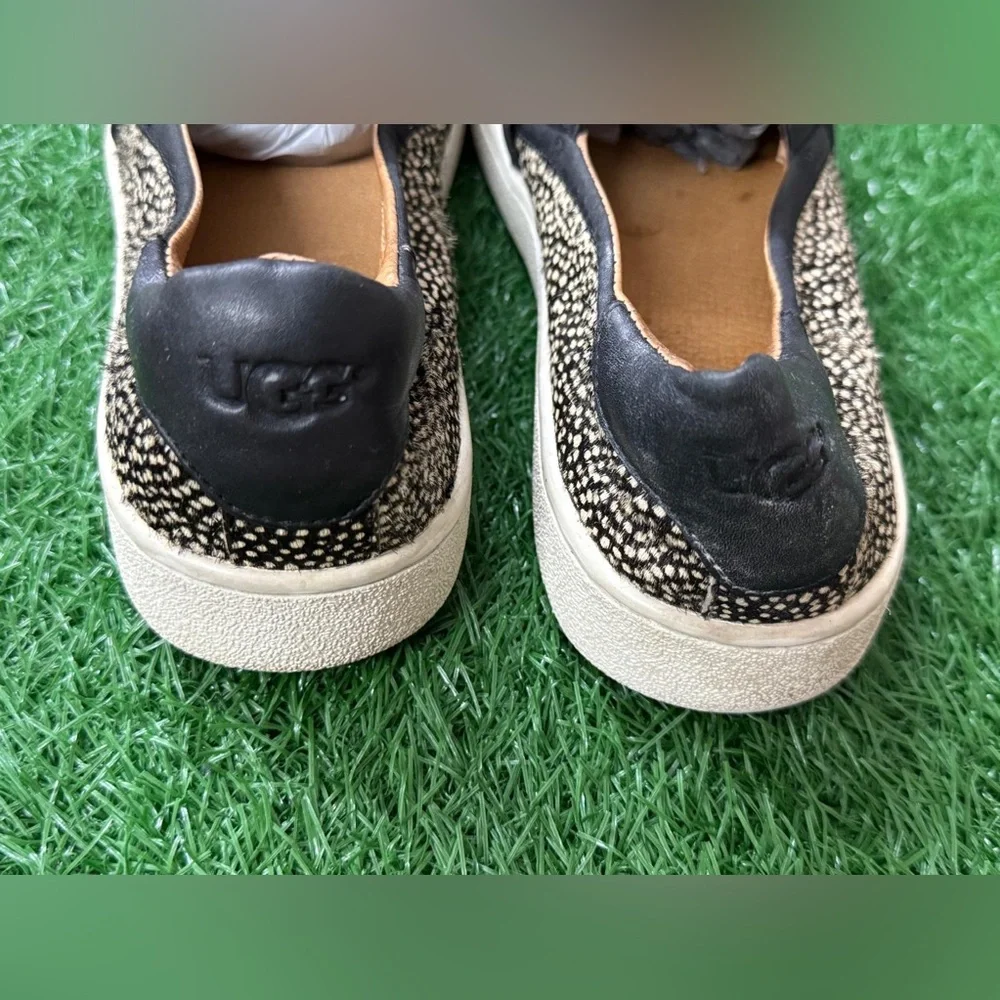 UGG 1019218 Women’s Size 7.5 Slide On Animal Hair‎ (A6)